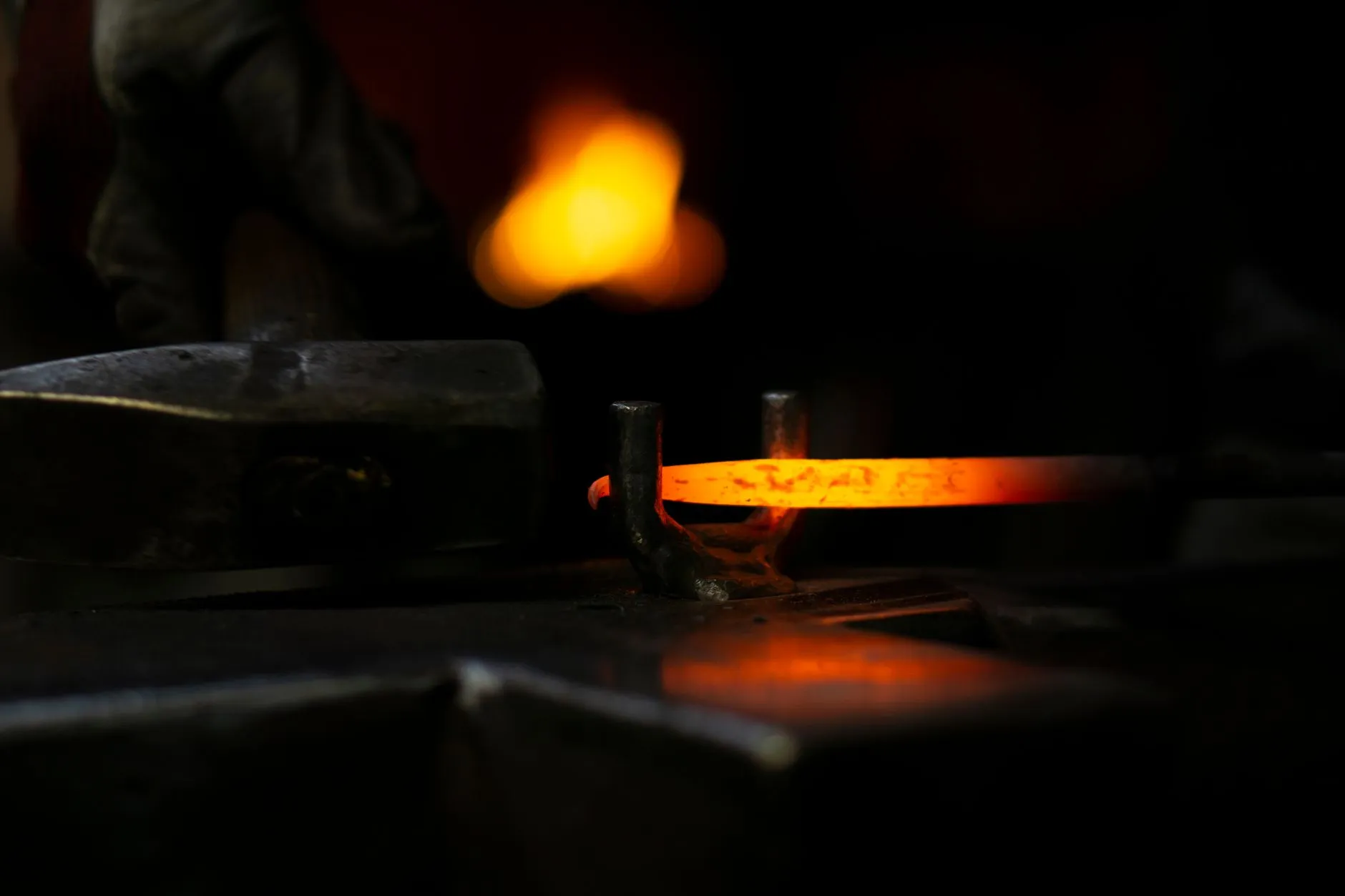 LED工矿灯与防爆灯在化工厂照明方案中的差异化对比
